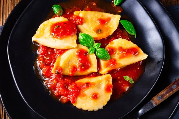 Ravioli alla genovese avec sauce tomate basilic — Photo