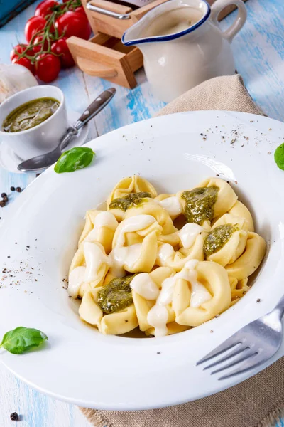 Tortellini di formaggio z pesto bazylii i sosem serowym — Zdjęcie stockowe