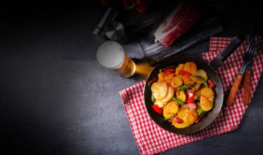 Kızarmış patates, füme pastırma, yeşil kuşkonmaz ve kırmızı biber..