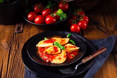 Fesleğen soslu ravioli alla genovese