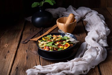 Yeşil kuşkonmaz, zeytin ve jambonlu makarna salatası.