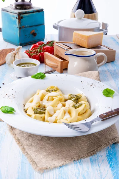 Tortellini di formaggio mit Basilikum-Pesto und Käsesauce — Stockfoto