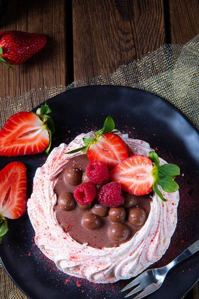 Pavlova ligero con frutas frescas y chocolate —  Fotos de Stock