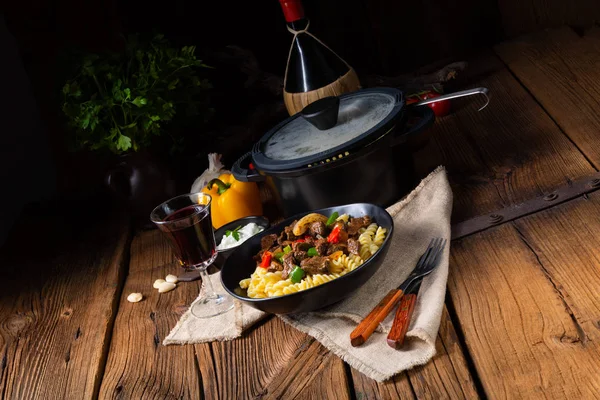 Fussili fideos con klaschise gulash picante y pimentón —  Fotos de Stock