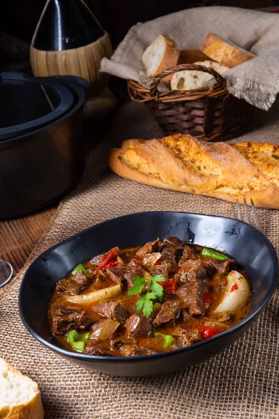 Gulash clásico de ternera con pimientos y cebollas —  Fotos de Stock