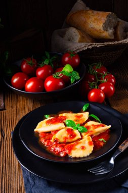 Fesleğen soslu ravioli alla genovese