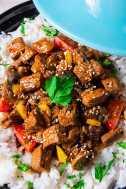 Kırmızı biber ve susamlı Tajin sığır eti güveci.