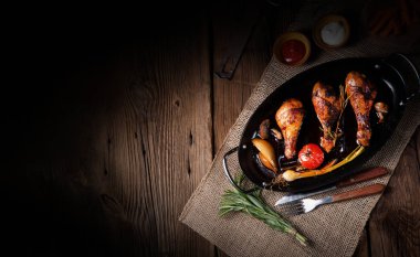 Izgara tavuk budu ve tatlı patates salamurası.