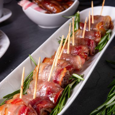  Pastırmaya sarılmış hurmalar ve lezzetli mezeler.