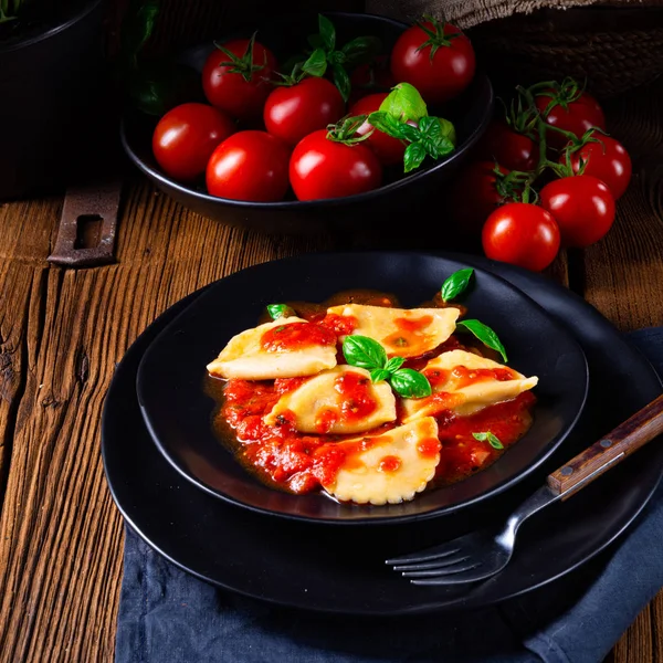 Ravioli alla Genovese mit Tomatensauce aus Basilikum — Stockfoto