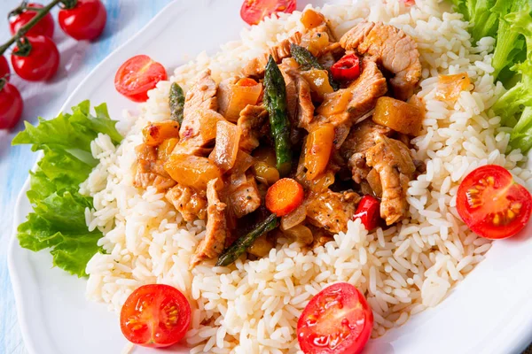 Pavo fricassee sobre arroz con espárragos y pimentón —  Fotos de Stock