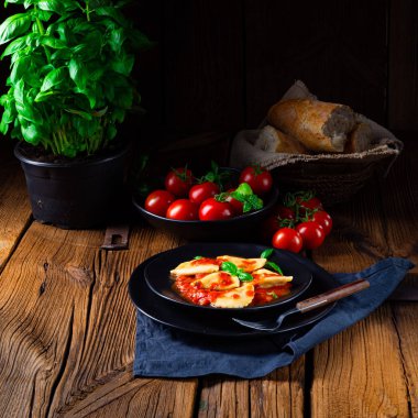 Fesleğen soslu ravioli alla genovese