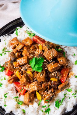 Kırmızı biber ve susamlı Tajin sığır eti güveci.