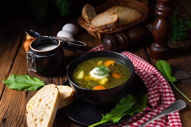 Patates ve kremalı Rustikal Sorrel çorbası.