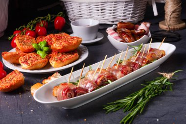  Pastırmaya sarılmış hurmalar ve lezzetli mezeler.