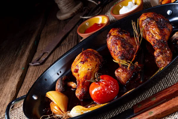 Piernas de pollo a la parrilla en adobo barbacoa con batatas — Foto de Stock