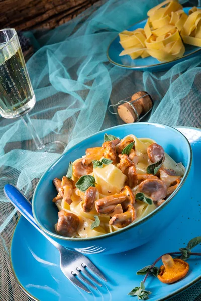 Pappardelle met kaassaus en verse cantharellen — Stockfoto