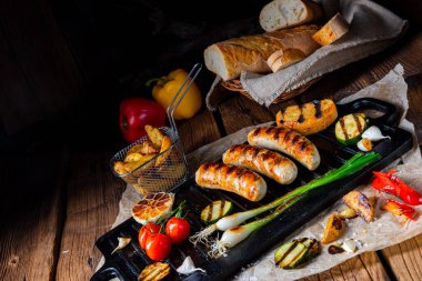 Çeşitli ızgara sebzelerle ızgara sosis