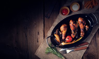 Izgara tavuk budu ve tatlı patates salamurası.