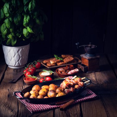 Pastırmaya sarılmış taşralı hurmalar ve taze kızarmış patates..