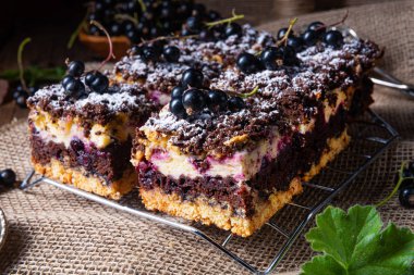 Teneke kutudan meyveli ve şekerli Polonya pastası.