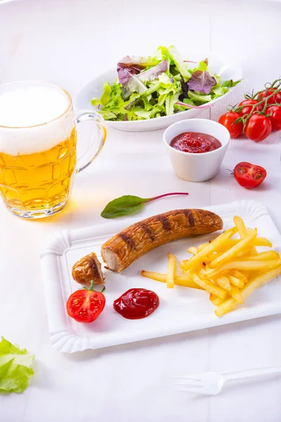Delicioso bratwurst com rolos e cerveja — Fotografia de Stock
