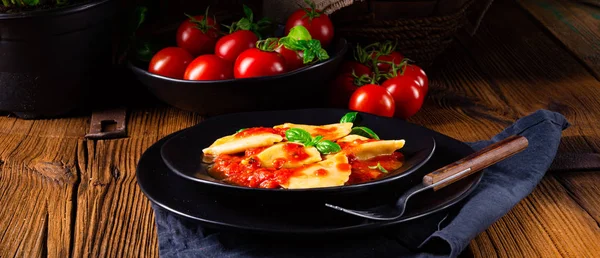 Ravioli allá genovese con salsa de tomate albahaca —  Fotos de Stock