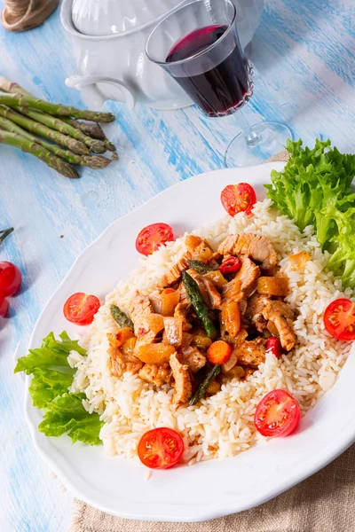 Pirinç, kuşkonmaz ve kırmızı biberli hindi yahnisi.