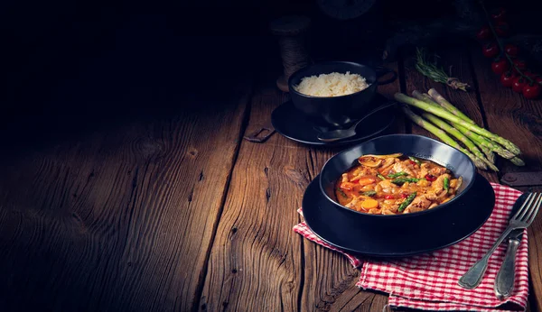 Kuşkonmaz ve kırmızı biberli renkli hindi yahnisi.