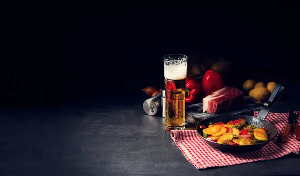 Gebratene Kartoffeln mit geräuchertem Speck, grünem Spargel und Paprika. — Stockfoto