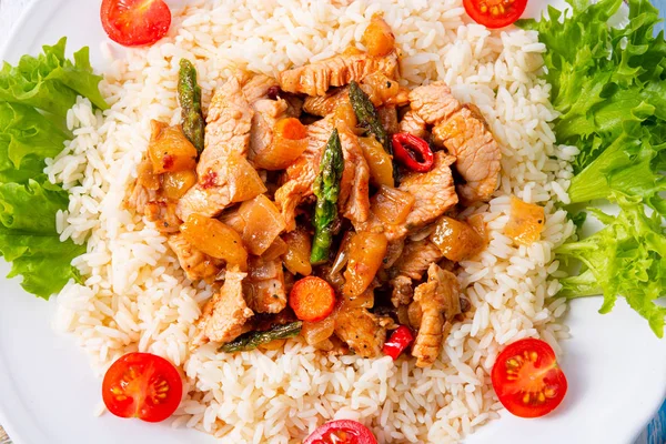 Pirinç, kuşkonmaz ve kırmızı biberli hindi yahnisi.