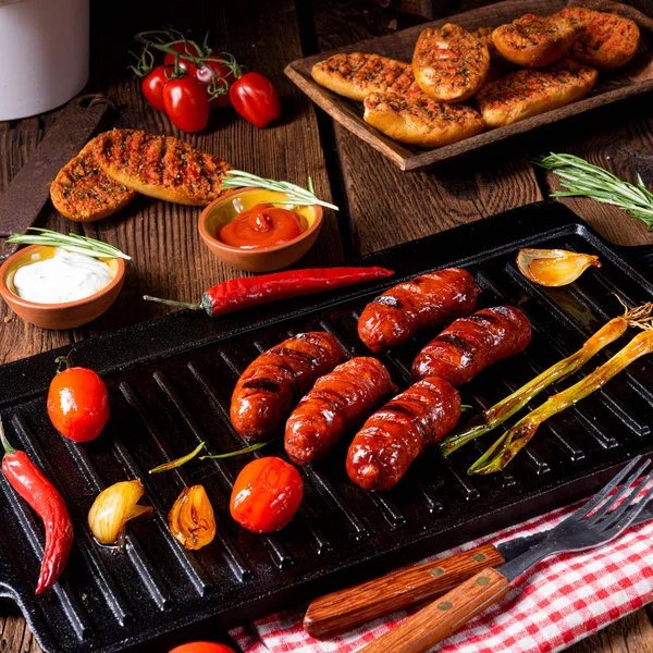 Salsicha chili chouriço com bruschetta de tomate — Fotografia de Stock