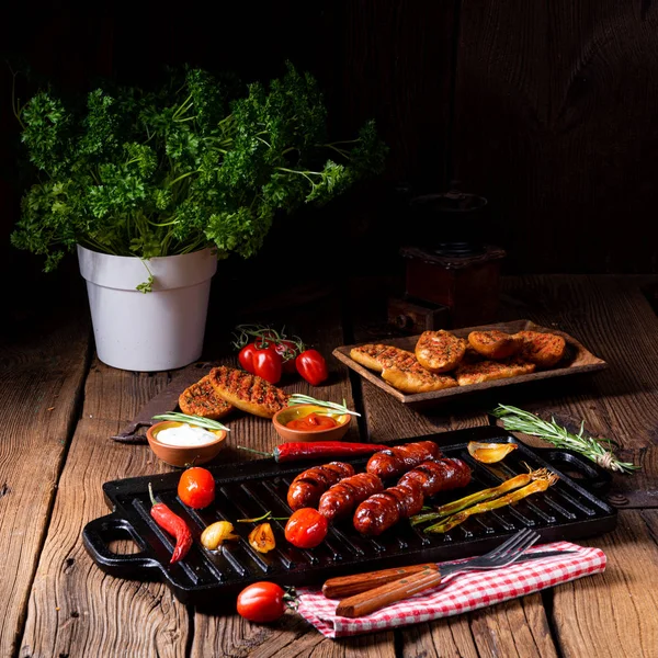 Salsicha chili chouriço com bruschetta de tomate — Fotografia de Stock