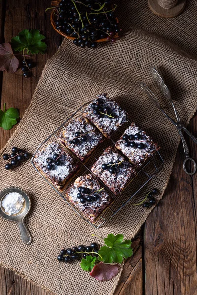 Polsk kaka från tenn med frukt och strössel — Stockfoto