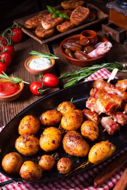 Pastırmaya sarılmış taşralı hurmalar ve taze kızarmış patates..