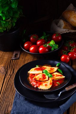 Fesleğen soslu ravioli alla genovese