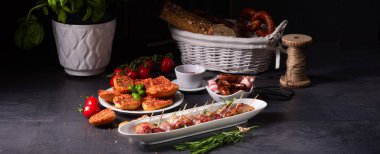  Pastırmaya sarılmış hurmalar ve lezzetli mezeler.