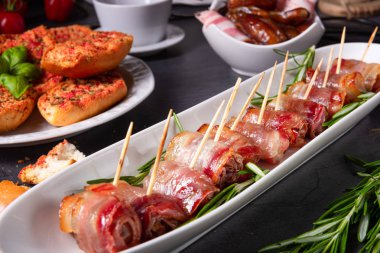  Pastırmaya sarılmış hurmalar ve lezzetli mezeler.