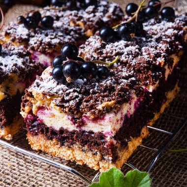 Teneke kutudan meyveli ve şekerli Polonya pastası.