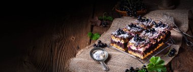 Teneke kutudan meyveli ve şekerli Polonya pastası.