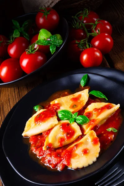 Ravioli alla genovese avec sauce tomate basilic — Photo