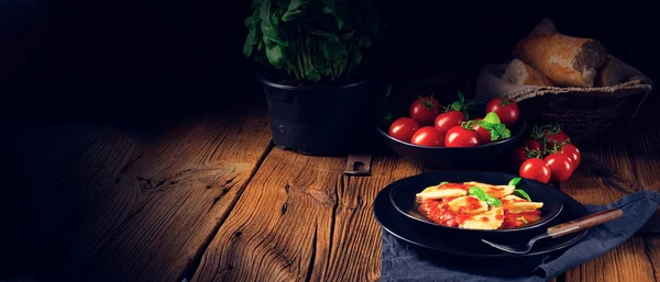 Ravioli alla genovese with basil tomato sauce — Stock Photo, Image