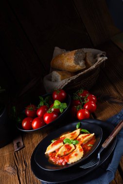 Fesleğen soslu ravioli alla genovese