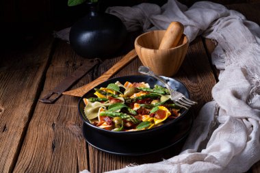 Yeşil kuşkonmaz, zeytin ve jambonlu makarna salatası.