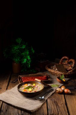 Domuz pastırması ve sosisli lahana çorbası.