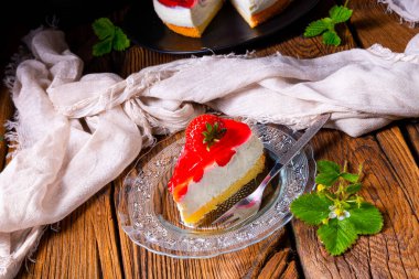 Bisküvi bazlı lezzetli çilekli krem peynirli turta.