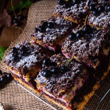 Teneke kutudan meyveli ve şekerli Polonya pastası.