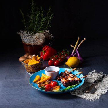 Bir beyaz üzerinde ızgara sebzeli sığır şiş şiş.