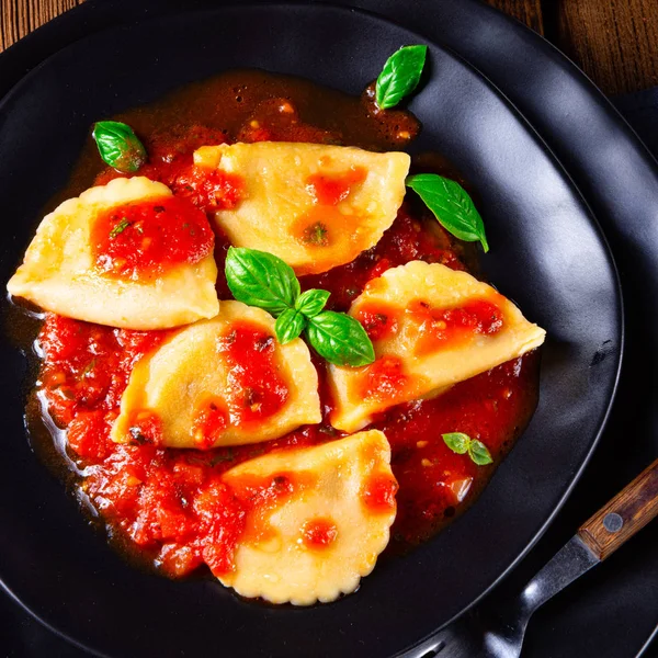 Ravioli alla genovese s bazalkovou rajskou omáčkou — Stock fotografie