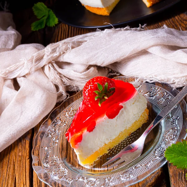 Lahodný jahodový tvarohový koláč se sušenkovým základem — Stock fotografie